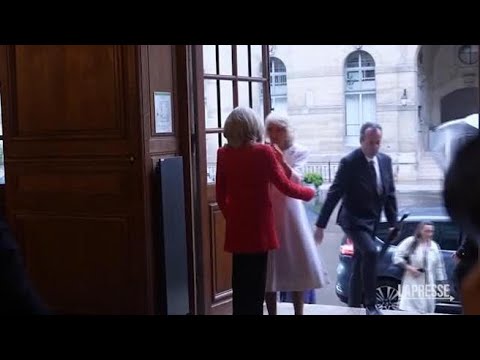 Parigi, Camilla alla Biblioteca Nazionale con Brigitte Macron
