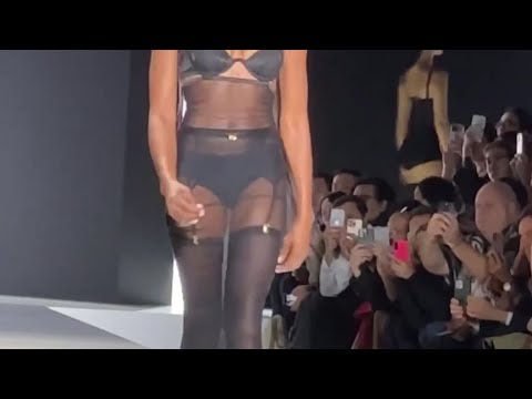 #Naomi nella sua iconica falcata allo show di Dolce & Gabbana