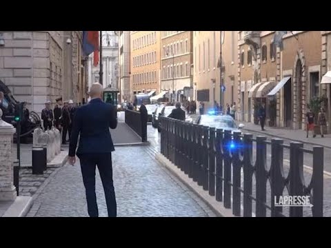 Napolitano, l’arrivo di Mattarella alla camera ardente