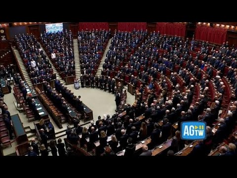 Tutti in piedi a Montecitorio, alla Camera il minuto di silenzio per Napolitano