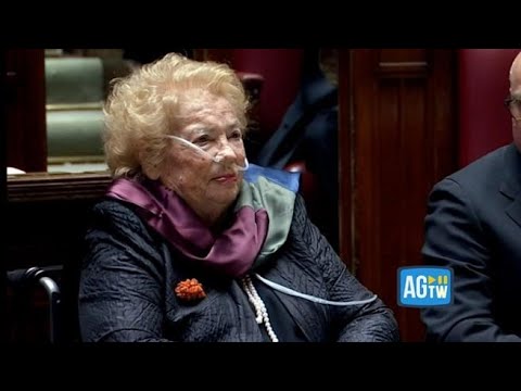 Clio Napolitano commossa in Aula per le parole del figlio: «Tra loro un rapporto indissolubile»