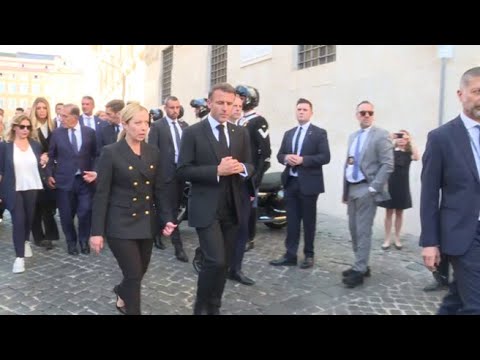 La passeggiata di Meloni e Macron: a piedi da Montecitorio a Palazzo Chigi