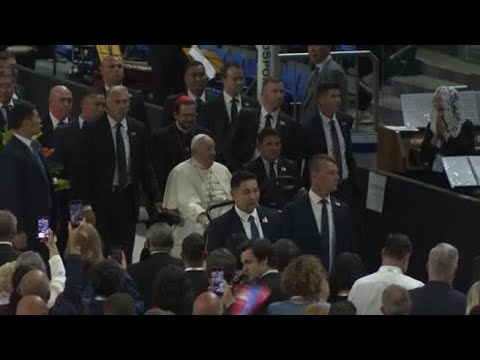 Papa Francesco acclamato al suo arrivo alla Steppe Arena, in Mongolia, per la messa