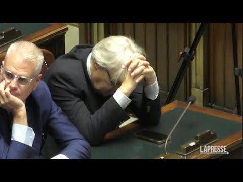 Funerali Napolitano, Sgarbi si addormenta mentre parla Ravasi