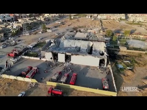 Iraq, strage alla festa di nozze: le immagini dentro e dall’alto della sala andata in fiamme