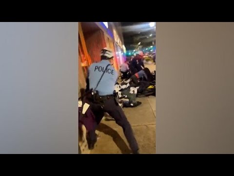 Philadelphia, 100 adolescenti mascherati saccheggiano negozi: la polizia prova a fermarli