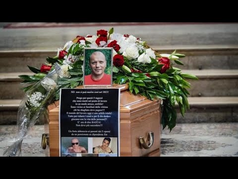 «Il mondo del lavoro fa schifo»: il manifesto sulla bara di Giuseppe Aversa, morto mentre…