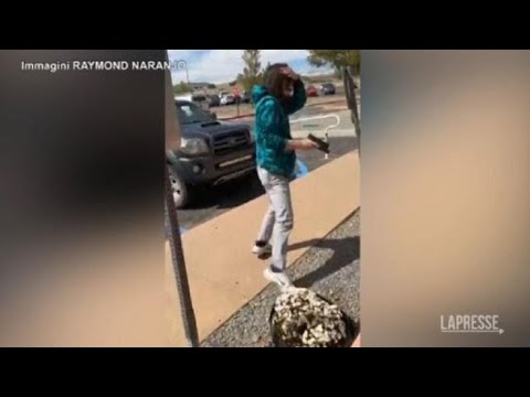 Paura nel New Mexico, uomo ferito da colpi di pistola durante una manifestazione: il video della…