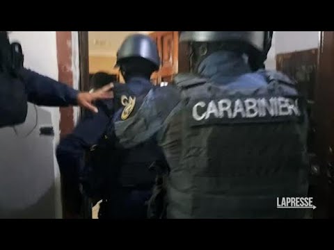 Controlli a tappeto al “Parco Verde” di Caivano: il video del maxi blitz di 400 agenti interforze