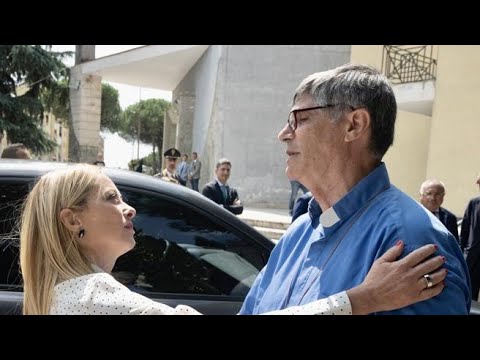 Stupro Caivano: Meloni al Parco Verde, l’abbraccio con don Patriciello