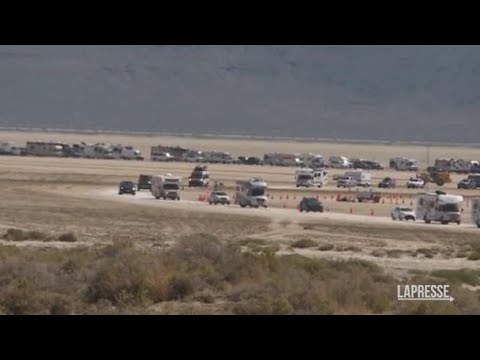 L’esodo dei 70mila: tornano a casa i partecipanti al Burning Man dopo il maltempo in Nevada