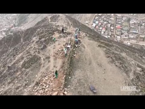 Abbattuto il muro che divideva i ricchi dai poveri a Lima, in Perù