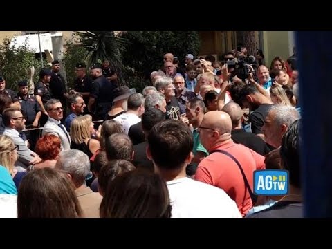 Il video dei contestatori che a Caivano hanno invocato Conte e il M5S durante la visita di…