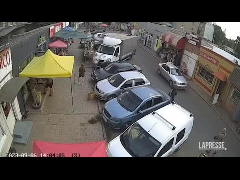 Ucraina, il momento dell’esplosione in un mercato nel Donetsk