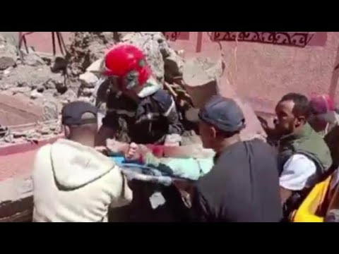 Marocco, estratto vivo dalle macerie: l’abbraccio con i soccorritori