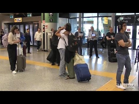L’arrivo degli italiani dal Marocco a Fiumicino dopo il sisma