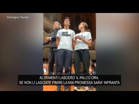 Attivisti per il clima interrompono concerto, il direttore d’orchestra: «Fateli parlare o lascio…