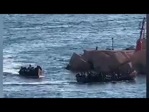 Lampedusa, la fila di barchini carichi di migranti diretti al molo