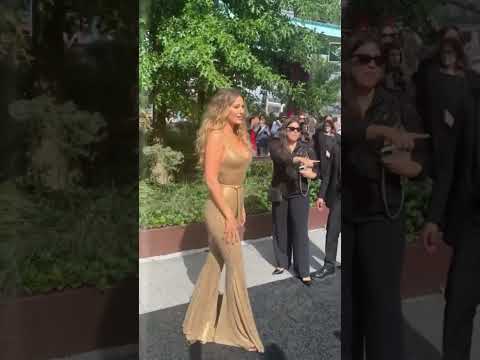 #BlakeLively in oro allo show di Michael Kors durante la New York Fashion