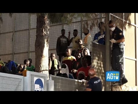 Lampedusa al collasso, tensione tra migranti e forze dell’ordine