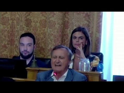 Sfiorata la rissa in aula, Brugnaro litiga in dialetto: «Fascista, cosa vuoi?»