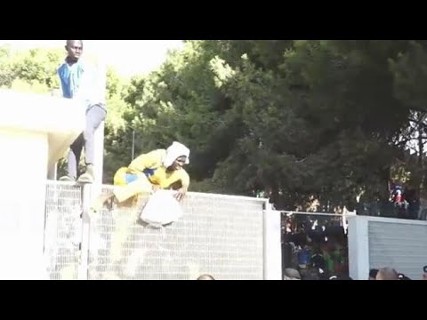 Fuga da Lampedusa, i migranti scavalcano il cancello dell’hotspot