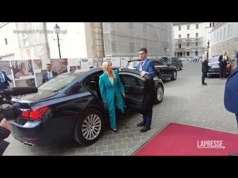 L’incontro tra Meloni e Orbán in Ungheria, il saluto col baciamano