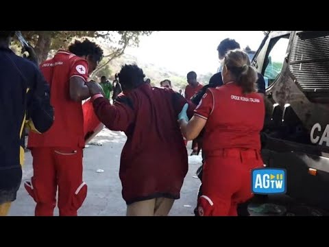 Lampedusa allo stremo, migranti svengono per il gran caldo