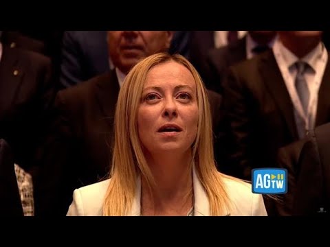 Meloni canta l’inno all’assemblea di Confindustria