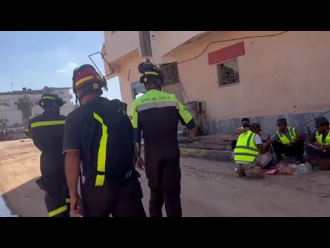 I vigili del fuoco italiani a Derna aiutano a scavare tra le rovine