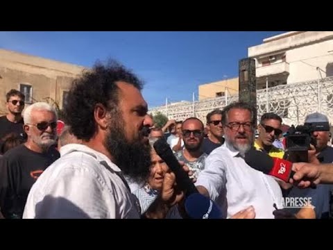 Lampedusa, la protesta degli abitanti per l’ipotesi tendopoli: «Sarà un carcere a cielo aperto,…