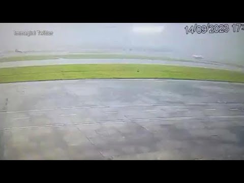 Incidente aereo a Mumbai: velivolo privato si spezza in due fase di atterraggio