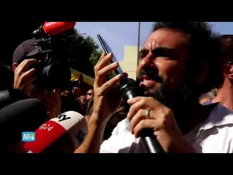 Lampedusa, tensione sotto il Comune, le urla al telefono del questore esasperato: «Se non mi…