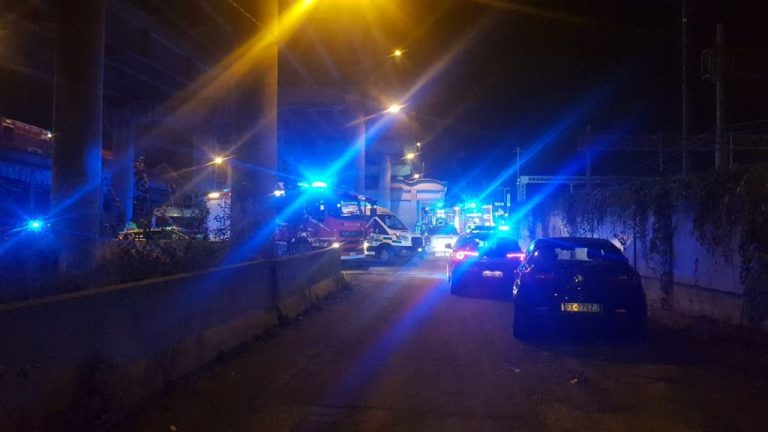 Venezia, autobus cade da cavalcavia a Mestre. Ci sono vittime