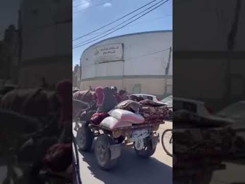 La lunga fila di persone che fugge verso il sud di Gaza #shorts #gaza #news