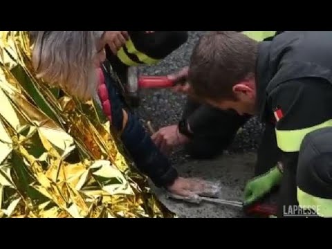 Nuovo blitz per il clima a Torino, la A4 bloccata dagli attivisti che si incollano le mani…