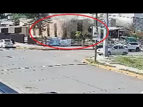 Crolla il tetto di una chiesa durante un battesimo in Messico: in un video l’attimo in cui la…