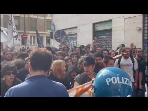 Torino, scontri tra manifestanti e forze dell’ordine al corteo contro Giorgia Meloni