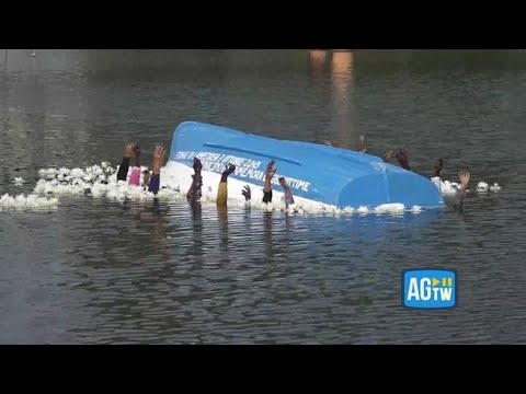 La barca rovesciata in Darsena per ricordare la strage dei migranti a Lampedusa 10 anni fa