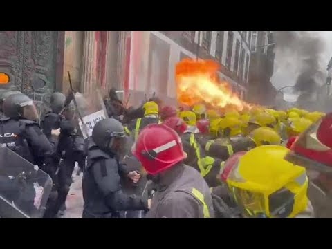 Spagna, scontri tra polizia e pompieri: fiamme sugli agenti