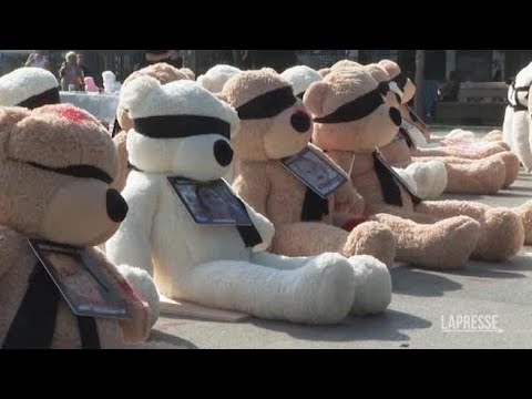 Tel Aviv, orsacchiotti di peluche bendati con le foto dei bimbi rapiti