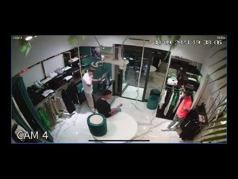Pistola in faccia al titolare per rubargli il Rolex: rapina in un negozio a Napoli
