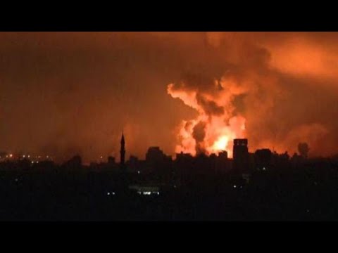 Le esplosioni e i colpi  del  massiccio raid israeliano sul nord della Striscia di Gaza