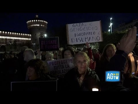 Manifestazione per la pace a Milano, fiaccole e messaggi per Gaza