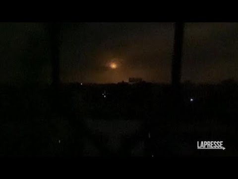 Israele, le esplosioni illuminano il cielo nel nord di Gaza: il video dalla casa di un…