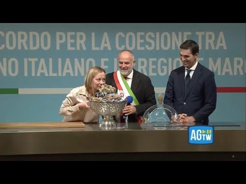 Meloni in visita ad Acqualagna, omaggiata col tartufo