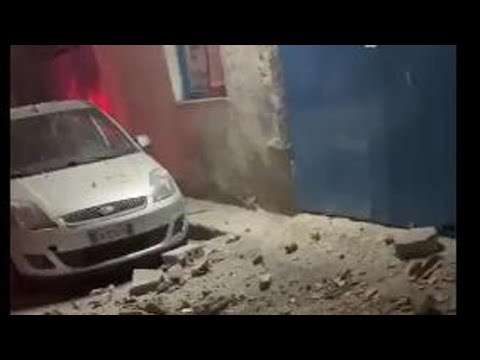 Terremoto Napoli, scossa di magnitudo 4.0 ai Campi Flegrei. Il crollo dei calcinacci sulle auto