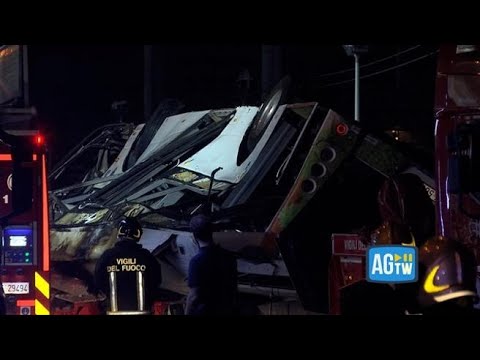 Recuperati i corpi e rimosso il bus precipitato nella notte a Mestre