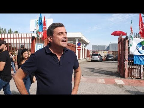Marelli, Calenda arriva al presidio ma gli operai se ne vanno. Lui li insegue invano
