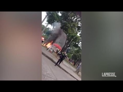 Colombia, cade aereo biplano in un quartiere residenziale: morto il pilota